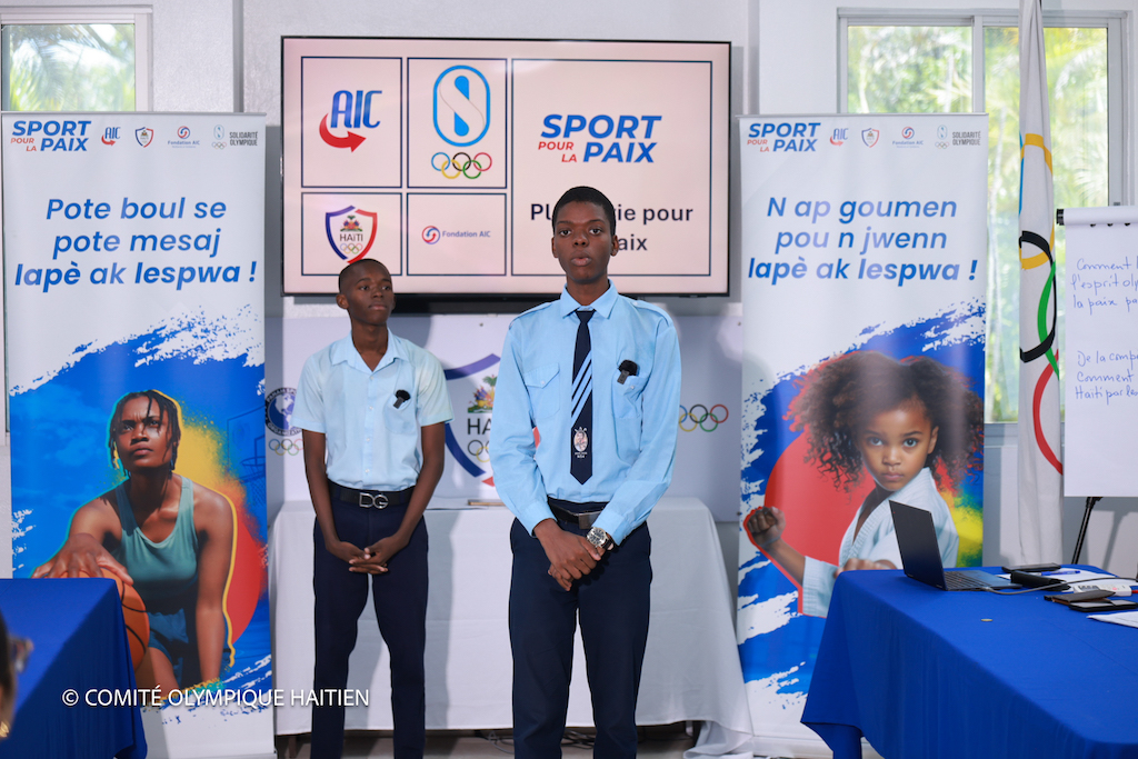 Haïti : des lycéens champions de la paix au micro